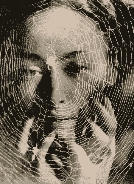 fotografía tomada por Dora Maar de una mujer gritando con una gran telaraña frente a su cara